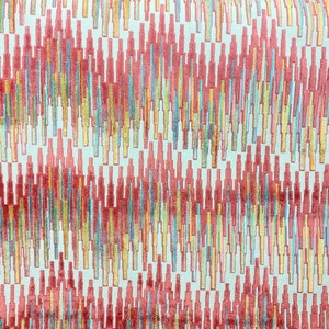 Op de afbeelding: Abstracte stof met een witte achtergrond en een herhalend patroon van verticale lijnen in tinten rood, oranje, geel, blauw en groen.
