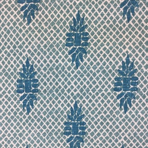 Puede incluir: Una tela azul turquesa con un patr&oacute;n repetitivo de dise&ntilde;os florales estilizados sobre un fondo blanco. La tela tiene un sutil patr&oacute;n de cuadr&iacute;cula.
