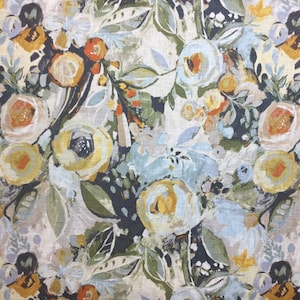 Pode incluir: Um tecido floral colorido com um design de pintura que apresenta tons azuis, amarelos, laranjas e verdes. O tecido tem uma apar&ecirc;ncia texturizada semelhante ao linho.