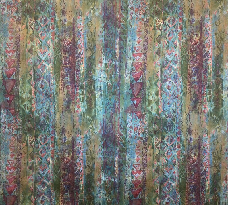 Puede incluir: Tela abstracta con un patr&oacute;n repetitivo de formas geom&eacute;tricas en tonos de azul, verde, marr&oacute;n y rojo.
