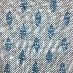 Puede incluir: Una tela blanca con un patr&oacute;n repetido de rombos azules con un dise&ntilde;o floral estilizado en el centro de cada rombo.