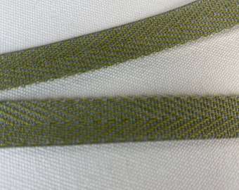 Groene en bewolkte blauwe visgraattape - woondecoratie - woonaccenten - op maat knippen - op maat gesneden materiaal - getextureerde randen - kussenafwerking