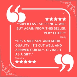 K&ouml;nnte beinhalten: Eine wei&szlig;e Textbewertung auf rotem Hintergrund mit f&uuml;nf Sternen und dem Text "SUPER FAST SHIPPING & WILL BUY AGAIN FROM THIS SELLER. VERY CUTE!!!" von Jenny und "IT'S A NICE SIZE AND GOOD QUALITY. IT'S CUT WELL AND ARRIVED QUICKLY. GIVING IT AS A GIFT." von Chandra.