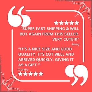 Peut inclure: Une bo&icirc;te de texte blanche sur fond rouge contient deux avis clients avec des &eacute;valuations cinq &eacute;toiles. Le premier avis dit "SUPER FAST SHIPPING & WILL BUY AGAIN FROM THIS SELLER. VERY CUTE!!!" par Jenny. Le deuxi&egrave;me avis dit "IT'S A NICE SIZE AND GOOD QUALITY. IT'S CUT WELL AND ARRIVED QUICKLY. GIVING IT AS A GIFT." par Chandra.