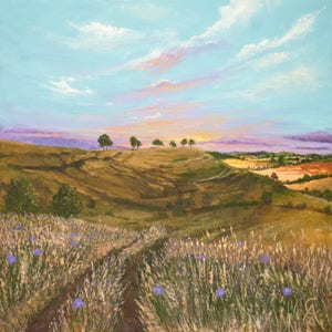 Puede incluir: Una pintura de un paisaje rural con colinas onduladas, un camino de tierra y un campo de flores silvestres moradas. El cielo es de un azul suave con nubes tenues y un toque de naranja en la distancia.