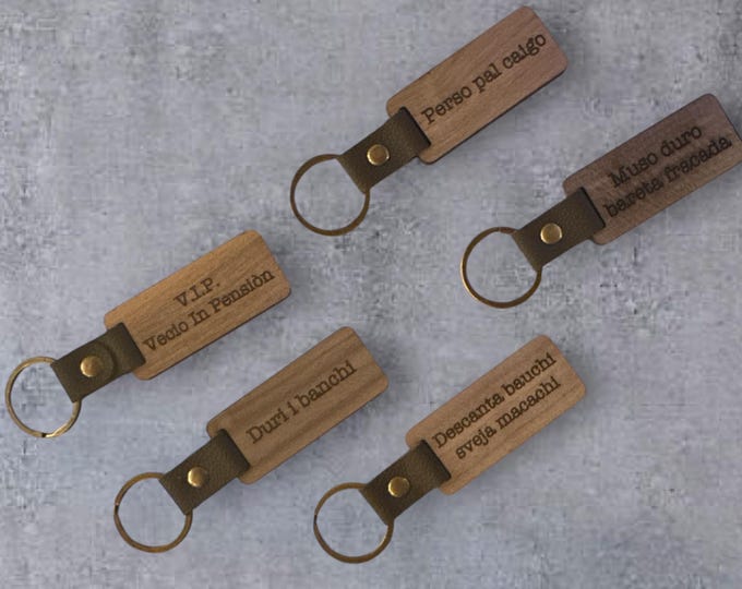 Customizable keychains with Venetian phrases