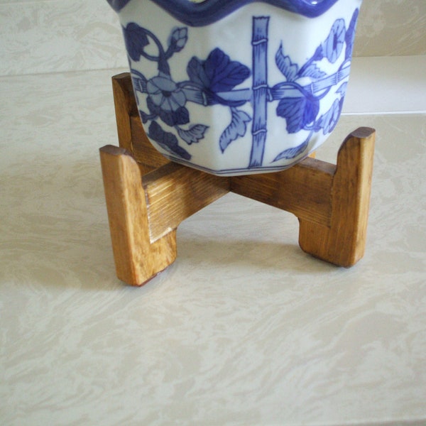 Indoor table top plant stand for a 7 inch pot