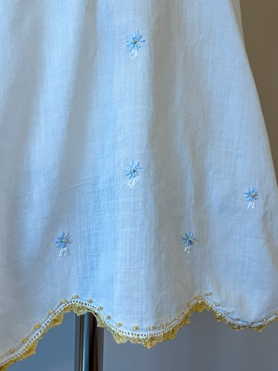 6 mo:  Daisy embroidered baby gown, 1940s, vintag… - image 4