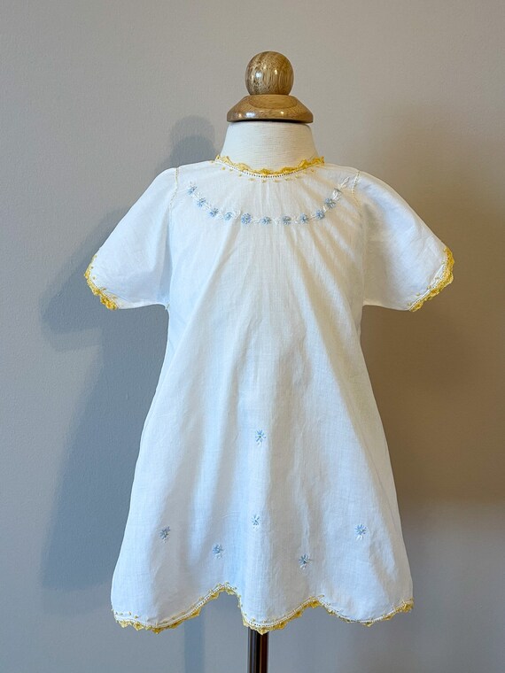 6 mo:  Daisy embroidered baby gown, 1940s, vintag… - image 2