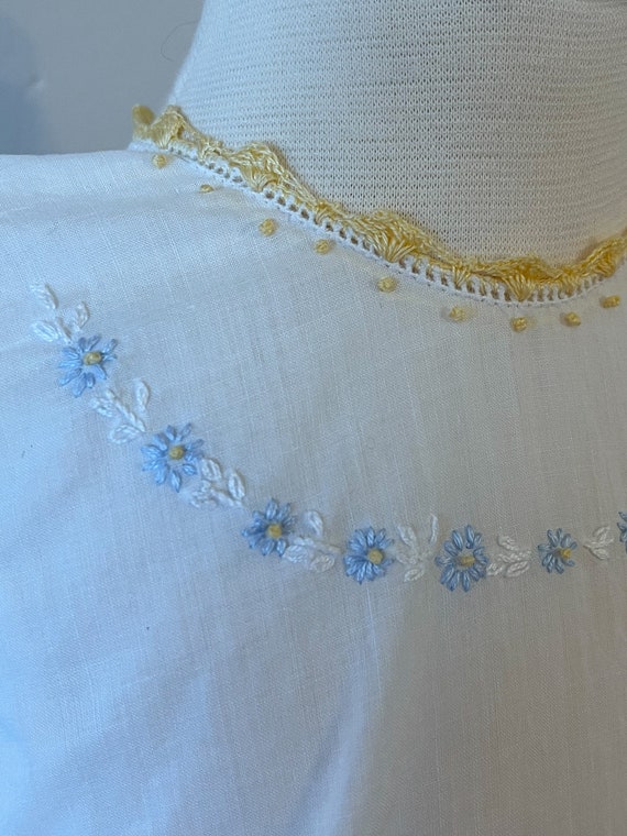 6 mo:  Daisy embroidered baby gown, 1940s, vintag… - image 3