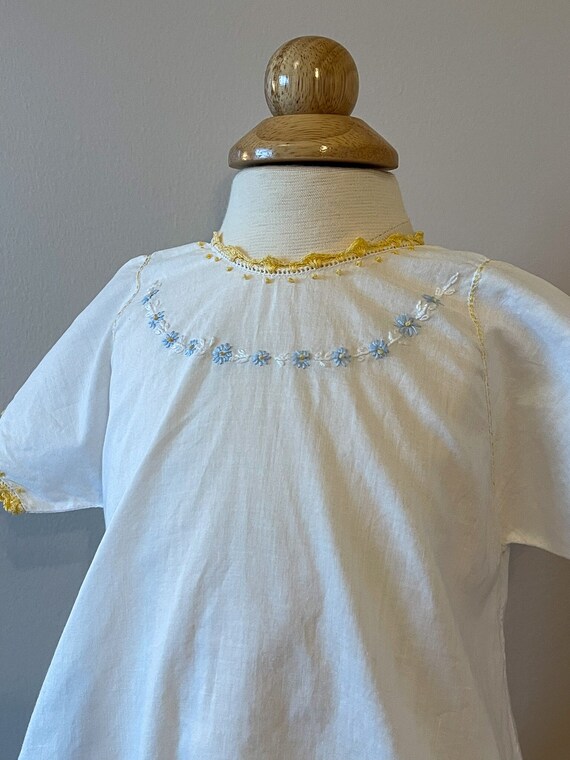 6 mo:  Daisy embroidered baby gown, 1940s, vintag… - image 1