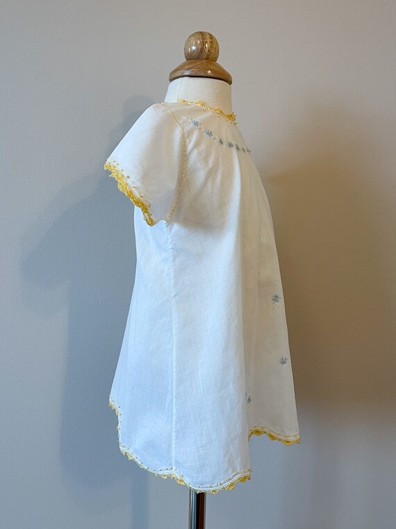 6 mo:  Daisy embroidered baby gown, 1940s, vintag… - image 5