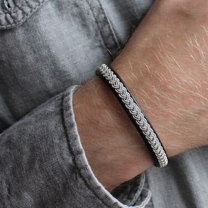 Pulsera Sami BOND en piel de reno, trenzado de peltre, botón de asta de reno, hecha a mano para hombre y mujer por AC Design Sweden