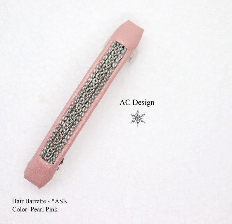 Hair clip in pearl pink leather and tin wire braids. Handmade in Sweden.
Birthday gift for girlfriend!
