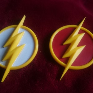 Emblema de pecho impreso en 3D inspirado en Flash CW