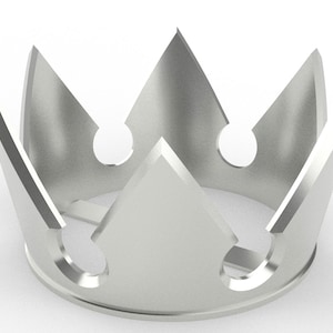 Pode incluir: Uma coroa prateada com um design pontiagudo e tr&ecirc;s recortes circulares. A coroa &eacute; feita de metal e tem um acabamento brilhante.