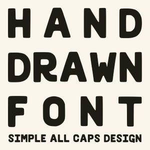 Op de afbeelding: Een digitale afbeelding met de zwarte tekst HAND DRAWN FONT in een dikke, afgeronde hoofdletterstijl tegen een crèmekleurige achtergrond. Daaronder staat de tekst SIMPLE ALL CAPS DESIGN in een kleiner, bijpassend zwart schreefloos lettertype.