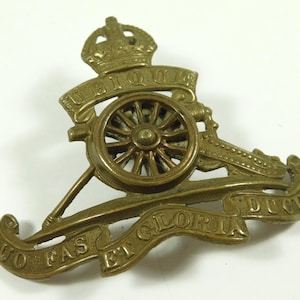 Antique WW1 British Army Royal Artillery Cap Badge With Moving Wheel (17948)
