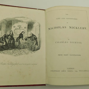 Może przedstawiać: Otwarta książka zatytułowana "The Life and Adventures of Nicholas Nickleby" autorstwa Charlesa Dickensa. Książka zawiera ilustracje i tekst, z informacjami o wydawcy na dole. Okładka jest czerwona.