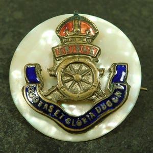 Antique WW1 Royal Artillery British Military MOP & Enamel Sweetheart Brooch (17508)