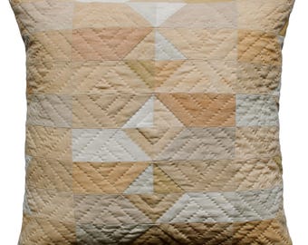 Route pavée - Housse de coussin matelassée (50 × 50 cm), teinte naturellement et fabriquée à la main à partir de coton recyclé