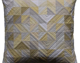 Housse de coussin en patchwork teinte naturellement // teinture végétale // housse de coussin matelassée à la main // upcycling à partir de vieux coton // demi-triangles carrés