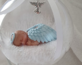 Adorno conmemorativo único hecho a mano con plumas de ángel, alas azules de arcilla polimérica Fimo y cinta blanca para recordar a un bebé fallecido.