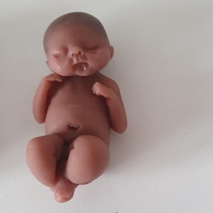 Petit bébé qui dort à la peau foncée en pâte polymère Ooak fait main, maison de poupée