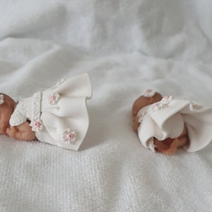 Handgefertigtes Polymer Clay Baby Mädchen in weiß und rosa Kleid