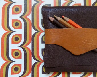 Justin Case is a handmade case made of recycled leather. It is approx 5,5x6,7 inches