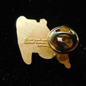 Puede incluir: Pin de metal de color dorado con un personaje de dibujos animados. La parte posterior del pin tiene el texto "Uli Stein und Cartoon Edition, Germany".