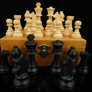 Table Game, collectible, vintage Staunton chess Game, crafted chess figurines, boxwood, complete in original box / Made in Germany 1970s