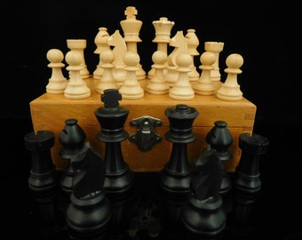 Table Game, collectible, vintage Staunton chess Game, crafted chess figurines, boxwood, complete in original box / Made in Germany 1970s