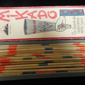 Juego de mesa, coleccionable, Mikado Pick-up Sticks vintage, en caja de cartón original, con instrucciones del juego, completo, Alemania años 50