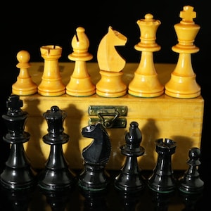 Table Game, collectible, vintage Staunton chess Game, crafted chess figurines, complete in original box / Made in Germany 1960s