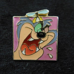 Könnte beinhalten: Eine Comicfigur mit rosa Hintergrund und einem Propellerhut. Die Figur hat einen weit geöffneten Mund mit einer roten Zunge und weißen Zähnen. Die Figur hat ein grünes Auge und eine schwarze Nase.