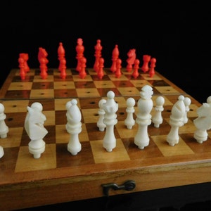 Table Game, collectible, vintage Staunton travel chess Game, complete in original box / chess board, Made in 1960s