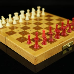 Table Game, collectible, vintage Staunton travel chess Game, old chess Figures, complete in original box / travel chess, made in 1960s