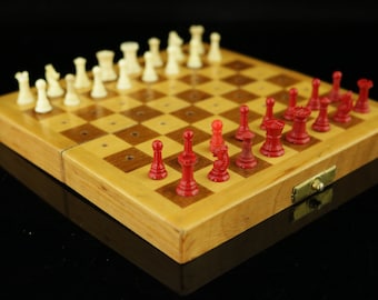 Table Game, collectible, vintage Staunton travel chess Game, old chess Figures, complete in original box / travel chess, made in 1960s