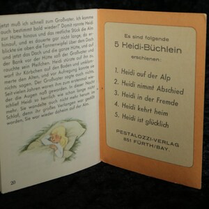 Puede incluir: Una portada de libro vintage con una imagen de una ni&ntilde;a durmiendo en una cama. La portada del libro es naranja y blanca y tiene el texto "5 Heidi-B&uuml;chlein erschienen" impreso en ella. El texto debajo de la imagen dice "PESTALOZZI-VERLAG 851 F&Uuml;RTH/BAY."
