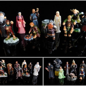 Op de afbeelding: Een verzameling van 18 miniatuurfiguurtjes van personages uit de Lord of the Rings-filmfranchise. De figuurtjes zijn gemaakt van plastic en zijn in verschillende kleuren geschilderd. Ze staan allemaal op een zwarte ondergrond.