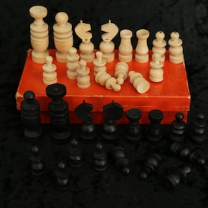 vintage tafelspel, jaren 1950 verzamelschaakspel, 32 schaakfiguren, compleet in originele oranje kartonnen doos / Made in Germany