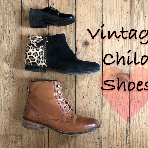 Chaussures enfant du milieu du siècle. chaussures garçon ou fille vintage en cuir verni noir. Chaussures bébé en dentelle. Chaussures collectives. Chaussures NOS antiques. US Kid's 6