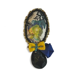 Les Nereides N2, broche baroque, portrait miniature de la reine de France Marie-Antoinette, bijoux arty