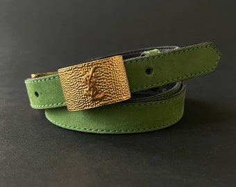 Ceinture YVES SAINT LAURENT en cuir vert, boucle logo dorée.