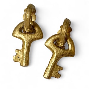 Vintage 1990s Ohrclips / Ohrclips in Schlüssel-Form mit goldfarbenem Statement-Schmuck