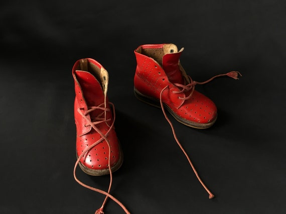 Kinderschoenen uit het midden van de eeuw. Vintage rood lederen jongen of meisje schoenen. Babyschoenen laarzen. Rode collectieve schoenen. Antieke poppenschoenen. Etsy Nederland