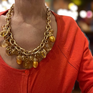 JACKY DE G. French Couture, gros collier en or avec breloques
