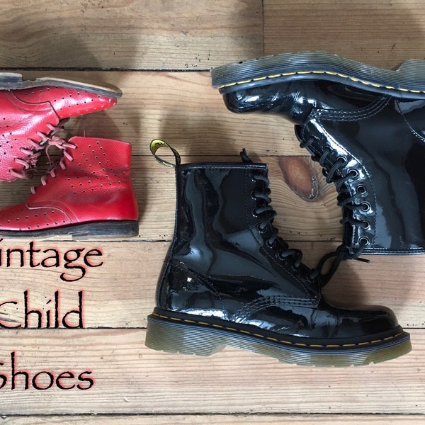 Chaussures enfant du milieu du siècle. chaussures garçon ou fille en cuir rouge vintage. Chaussures bébé / bottes. Chaussures collectives rouges. Chaussures de poupées antiques.