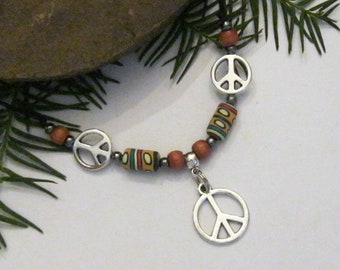 Collar con dije del símbolo de la paz: cordón ajustable, de inspiración rastafari.